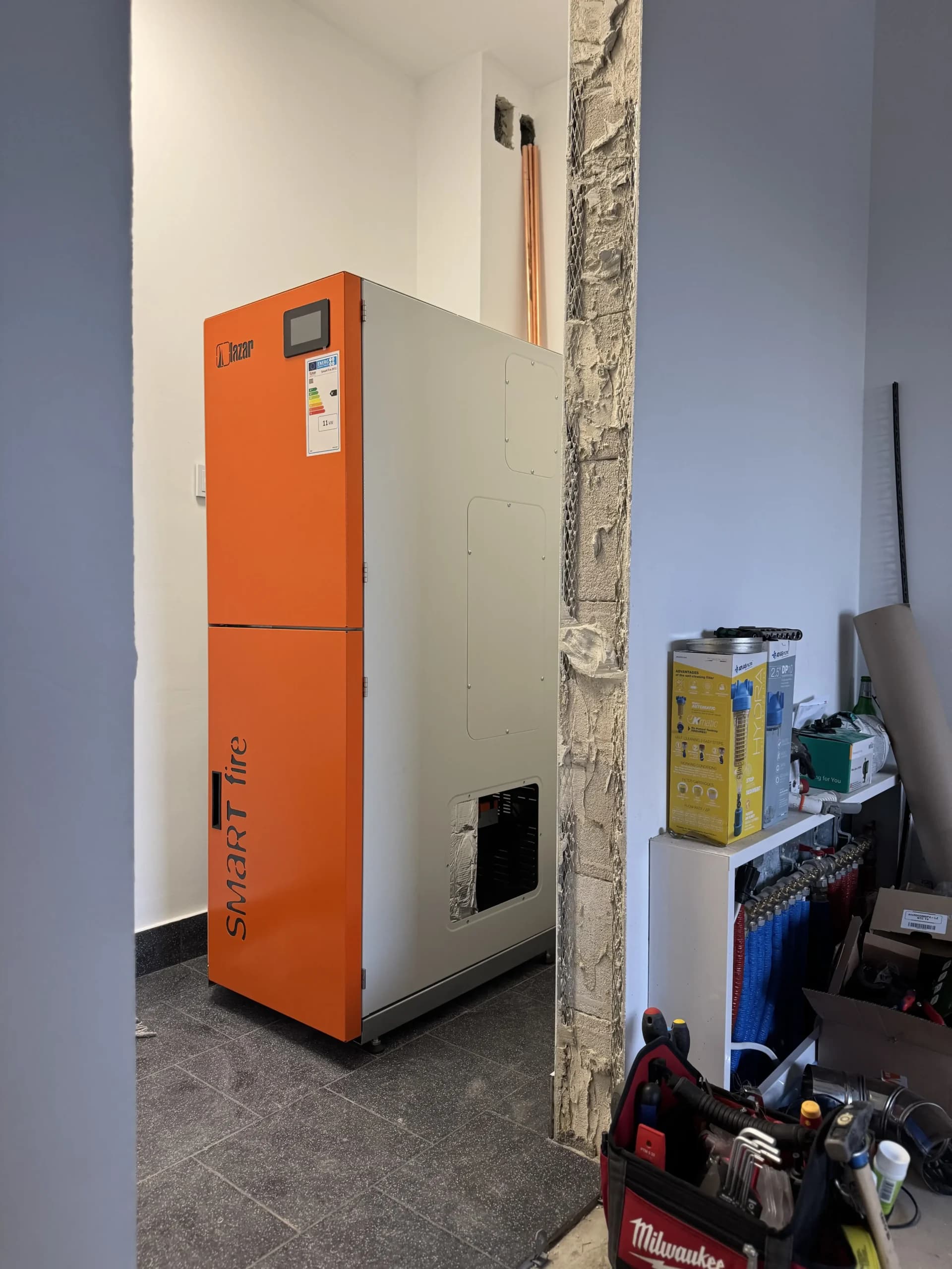Montaż kotła na pellet w nowym domu, mała kotłownia, kompaktowy piec na pellet Lazar Smartfire 11/130, Niedrzwica Duża - zdjęcie 1