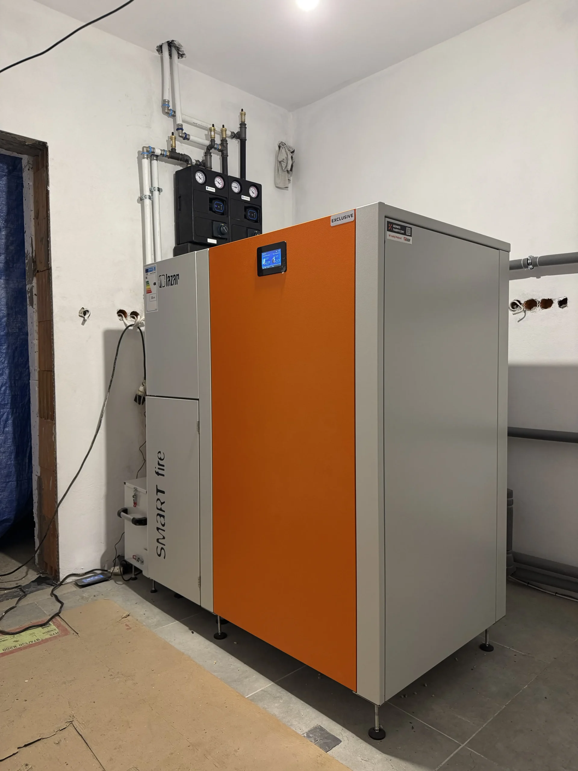Nowoczesna kotłownia w nowym domu z ogrzewaniem podłogowym, kocioł Smartfire 15/440 z pakietem Exclusive, Jawidz - zdjęcie 7