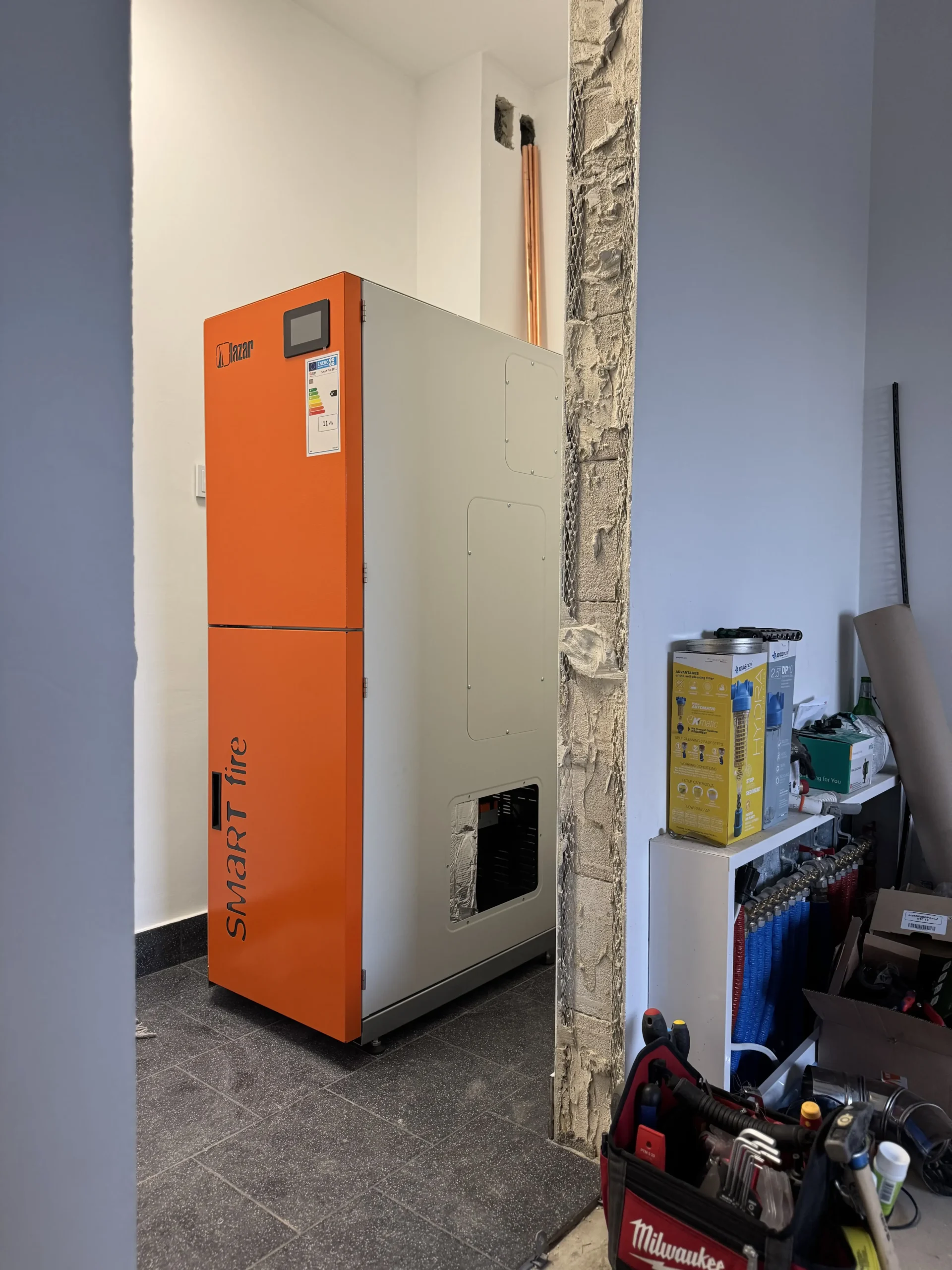 Montaż kotła na pellet w nowym domu, mała kotłownia, kompaktowy piec na pellet Lazar Smartfire 11/130, Niedrzwica Duża - zdjęcie 1